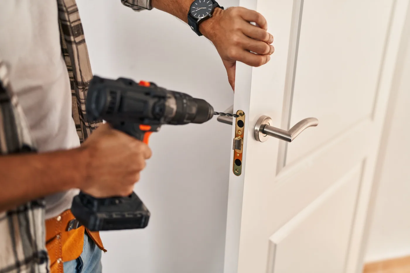Pose d'une têtière de serrure sur une porte d'appartement à Puteaux (Hauts-de-Seine)